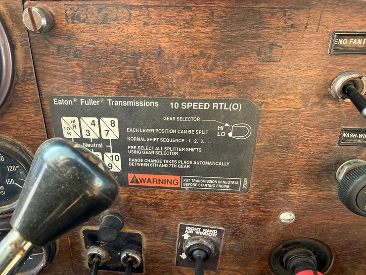 1993-peterbilt-377-image-76