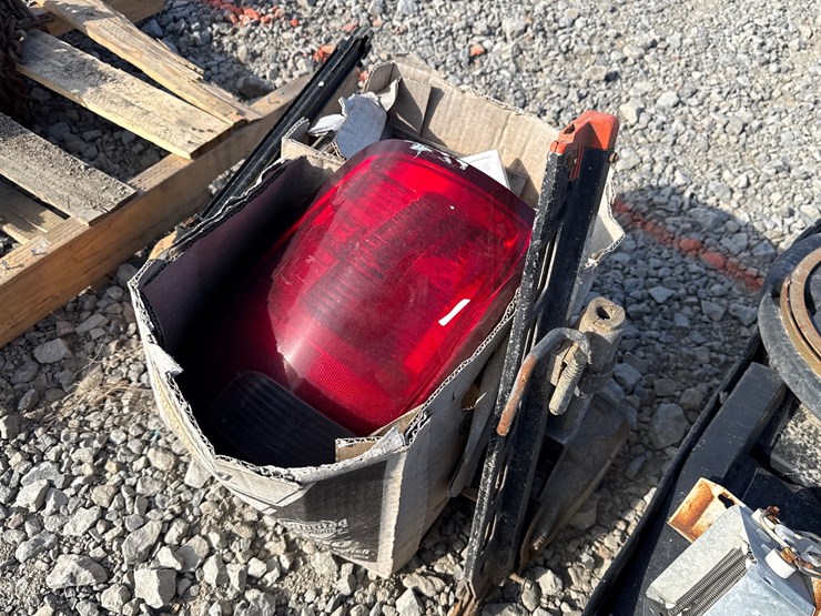 #33465-•-lot-of-tail-lights-&-(2)-air-nailers-inv#-33465-image-5