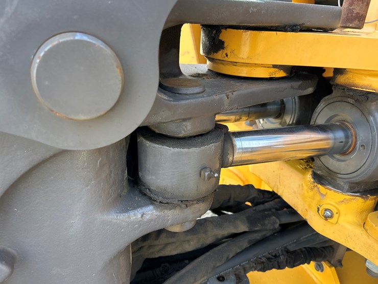 2012-volvo-bl70b-image-60