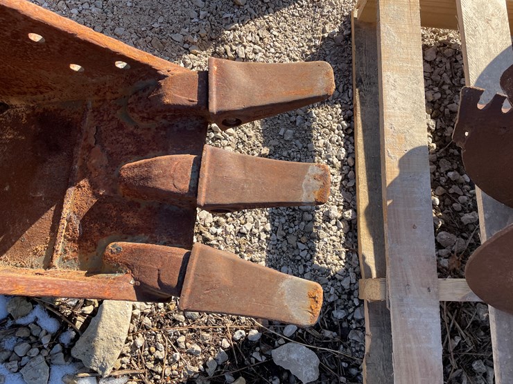 #6085-•-3-tooth-12"-excavator-bucket-image-2