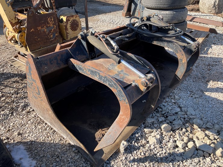 #6102-•-universal-mount-smooth-edge-grapple-bucket-image-2