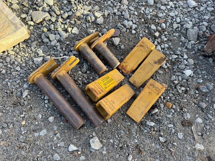 #37259-•-lot-of-(5)-excavator-bucket-teeth-&-pins-image-2