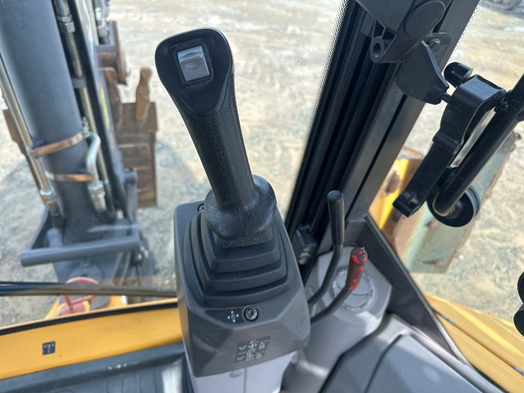 2012-volvo-bl70b-image-108