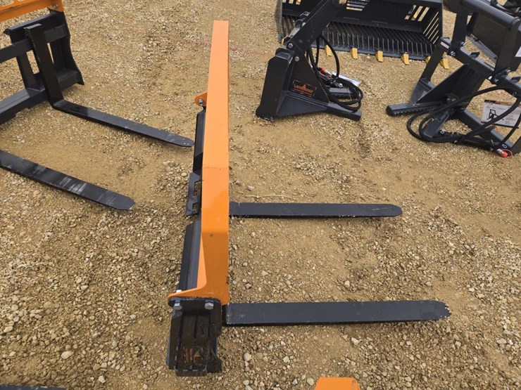 #8077-•-new-skid-steer-pallet-forks--4000-lb-rating-image-3