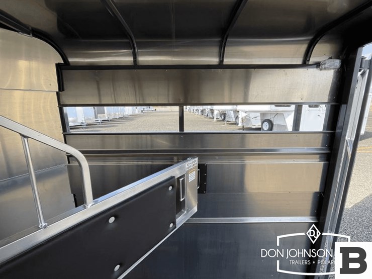 2024-c&b-maverick-2-h-gooseneck-horse-trailer-image-14