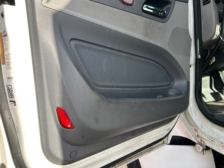 2016-peterbilt-579-image-49