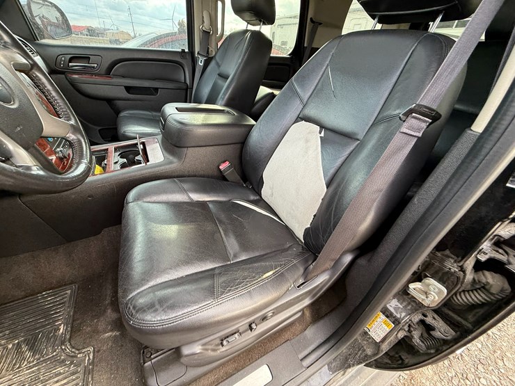 2014-chevrolet-tahoe-image-21