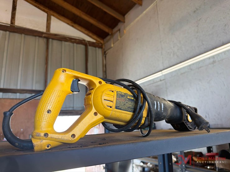 dewalt-dwe304-electric-reciprocating-saw-image-1