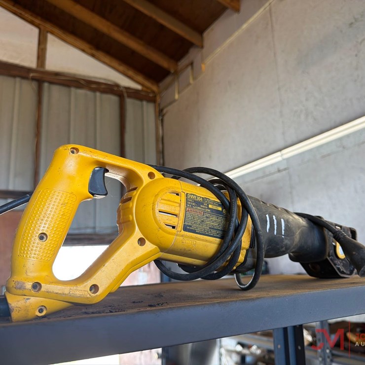 DEWALT DWE304 ELECTRIC RECIPROCATING SAW