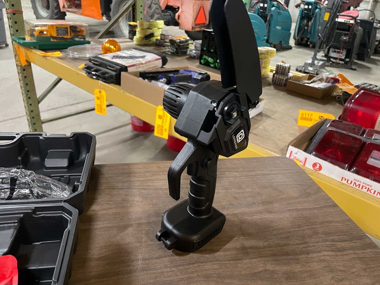 #2299-•-21-volt-mini-cordless-chainsaw-kit-in-carrying-case-(pr11)-image-5