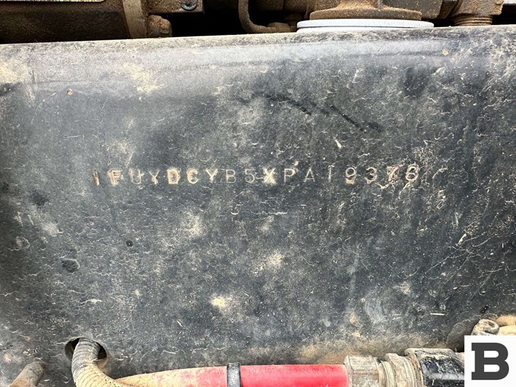 1999-freightliner-fld120-image-13