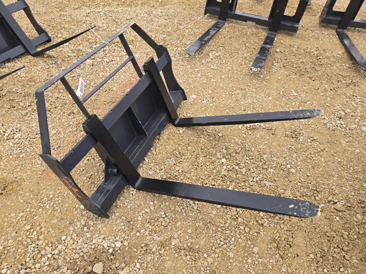#8101-•-new-landhonor-mini-skid-steer-pallet-forks-image-4