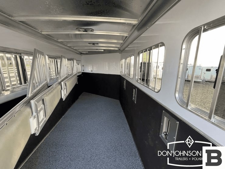 2024-featherlite-9600-7450-4-h-gooseneck-horse-trailer-image-14