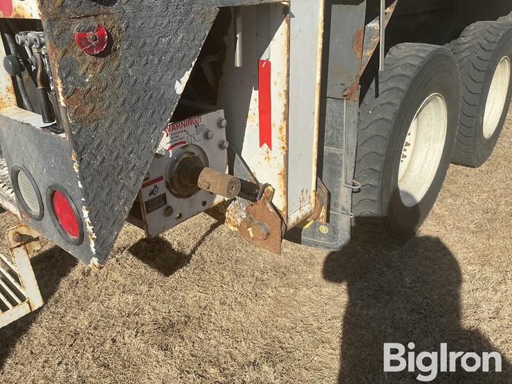 2009-freightliner-m2-106-image-9