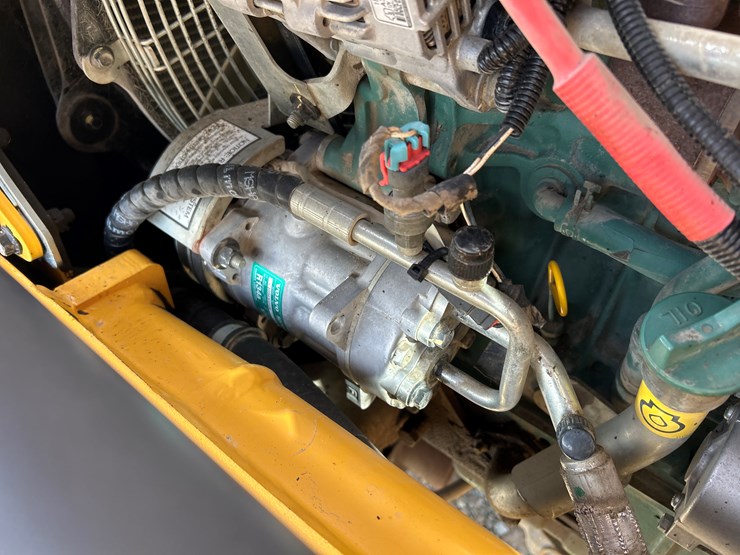 2012-volvo-bl70b-image-85