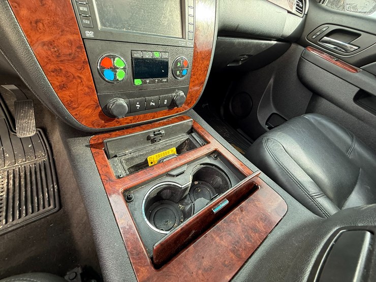 2014-chevrolet-tahoe-image-31