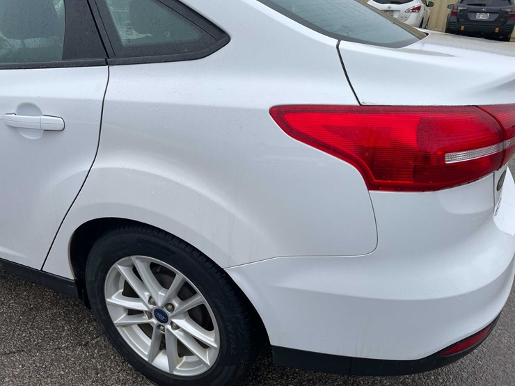 #1428-•-2015-white-ford-focus-se-sedan-(has-wi-title)-image-26