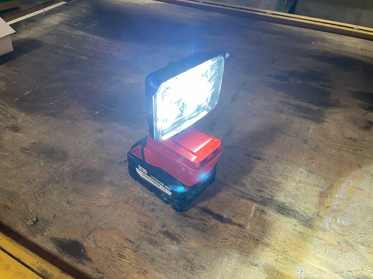 #2305-•-milwaukee-compatible-18-volt-led-worklight-with-8.0ah-battery-(pr11)-image-5