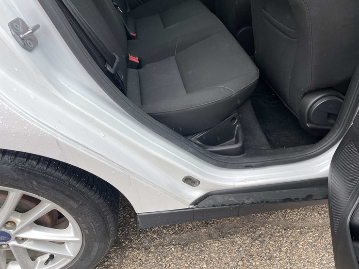 #1428-•-2015-white-ford-focus-se-sedan-(has-wi-title)-image-46