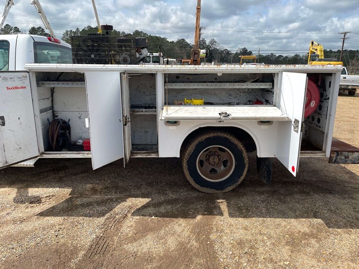 2010-chevrolet-silverado-3500-image-23