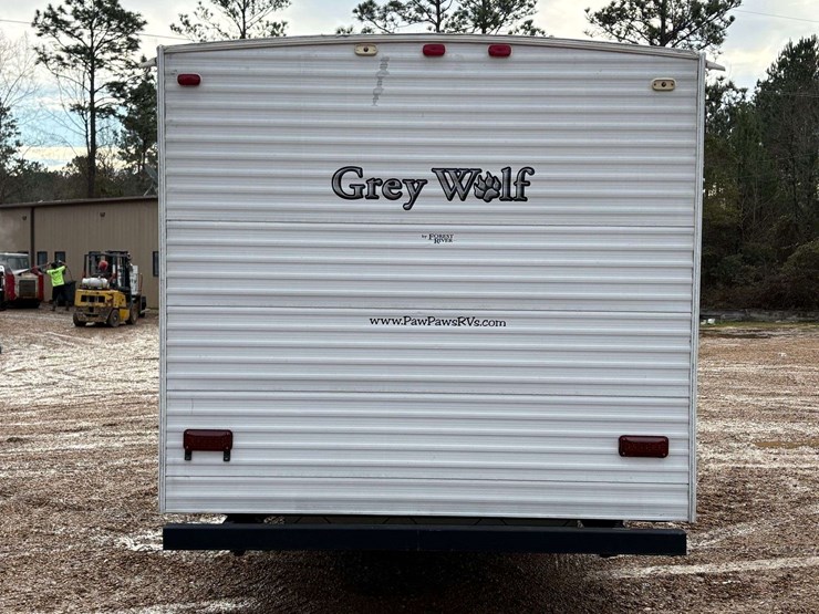 2009-cherokee-"grey-wolf"-pull-behind-travel-trailer-image-6