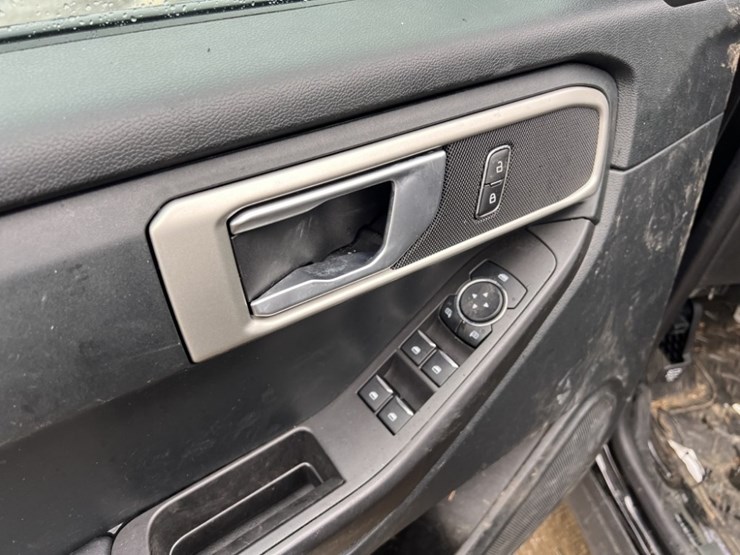 2023-ford-explorer-image-27