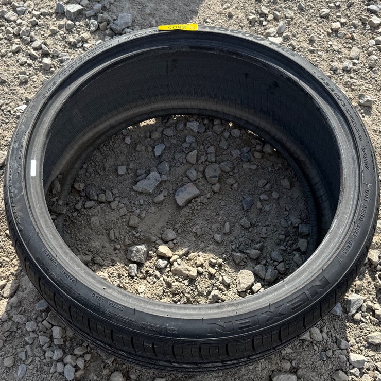 #2805 • (1) Nexen 225/35R20 Tire Inv# 2805
