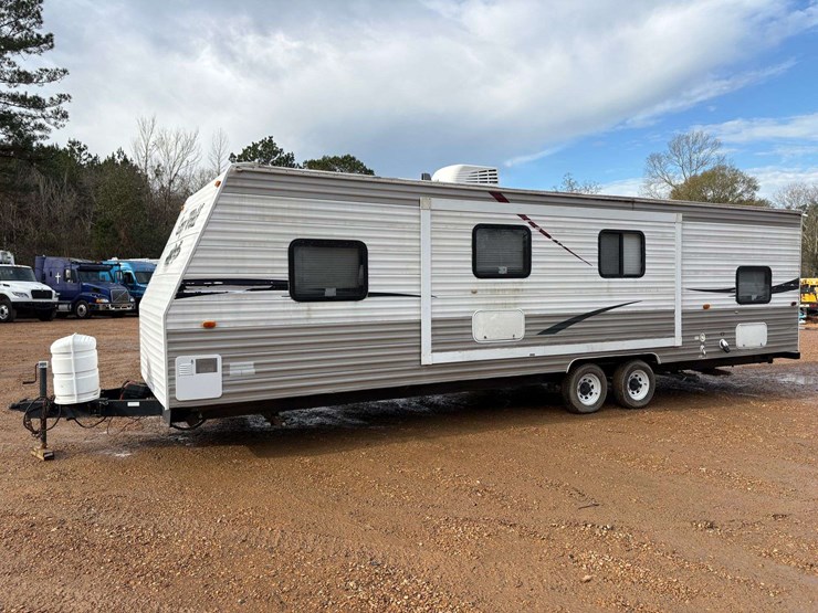 2009-cherokee-"grey-wolf"-pull-behind-travel-trailer-image-1