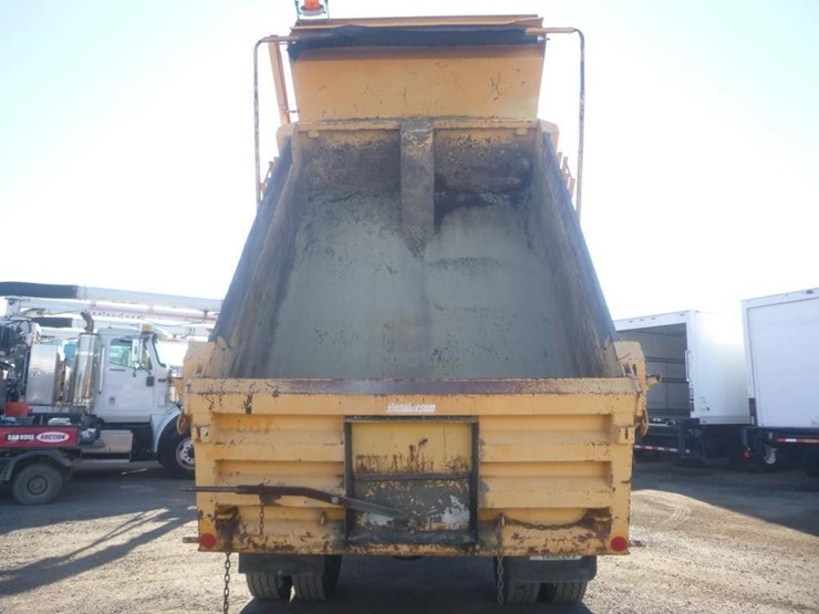 2004-freightliner-fl70-image-9