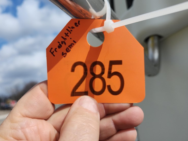 tag-#285,-freightliner-semi-image-2