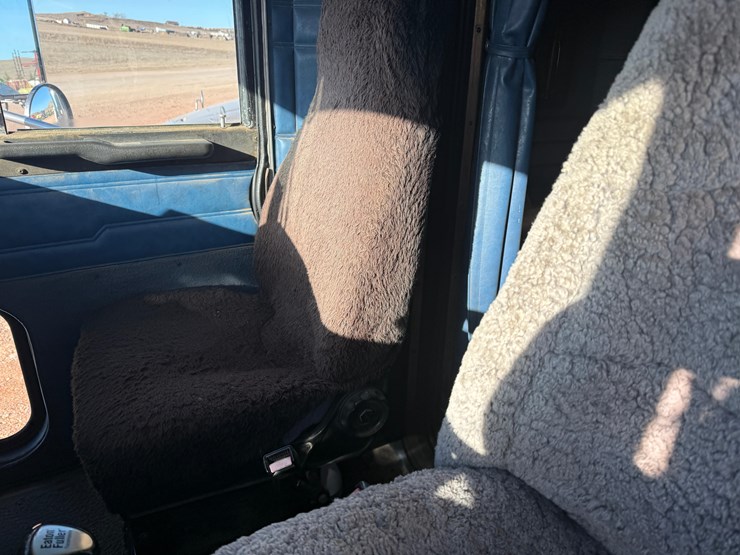 1993-peterbilt-377-image-71