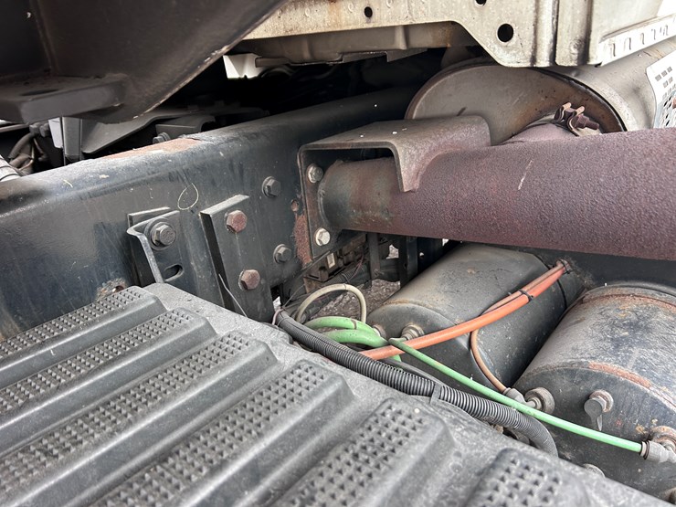 international-7400-image-37