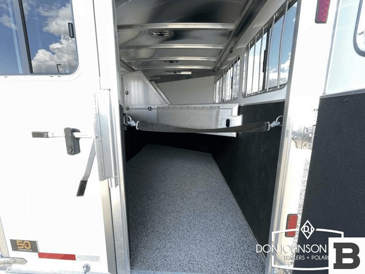 2023-featherlite-7541-304a-3-h-gooseneck-horse-trailer-image-16