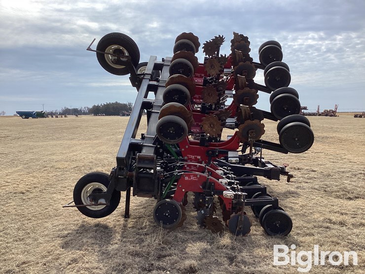 strip-cat-16r30-strip-till-machine-image-8
