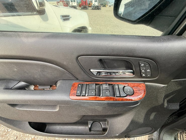 2014-chevrolet-tahoe-image-34