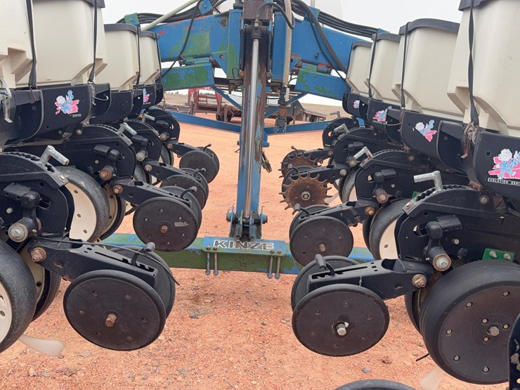 kinze-corn-planter-image-12