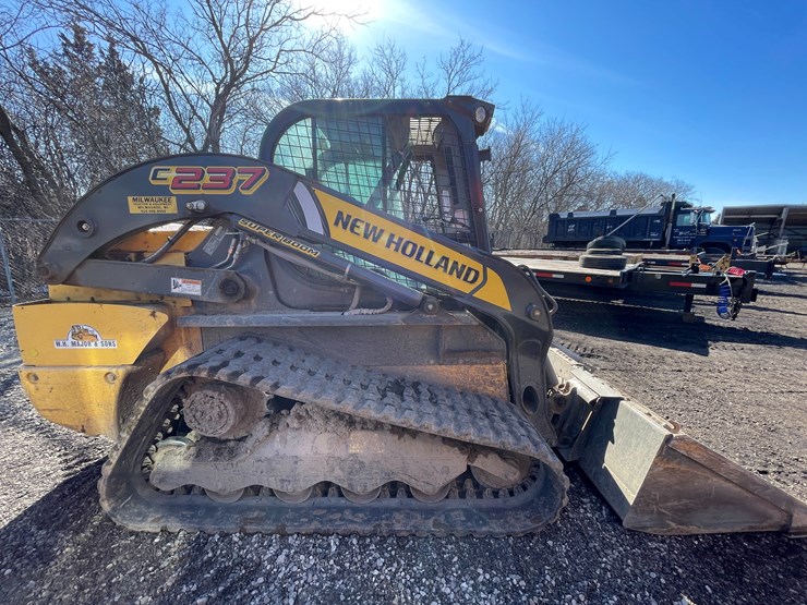 2019-new-holland-c237-image-4