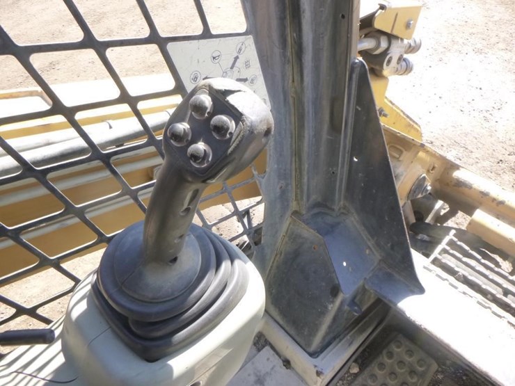 2010-caterpillar-246c-image-21