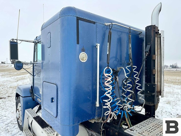 1999-freightliner-fld120-image-37