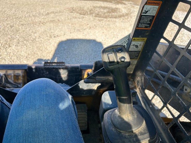 2019-deere-317g-image-21