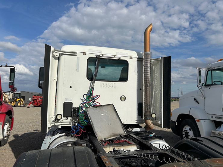 2016-peterbilt-579-image-30