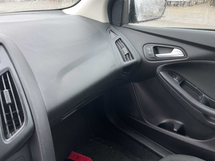 #1428-•-2015-white-ford-focus-se-sedan-(has-wi-title)-image-39