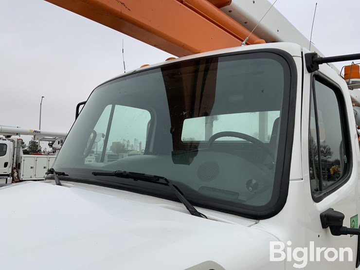 2006-freightliner-m2-106-image-13