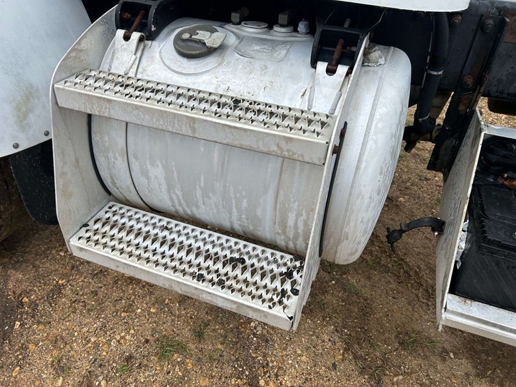 2001-peterbilt-330-image-12