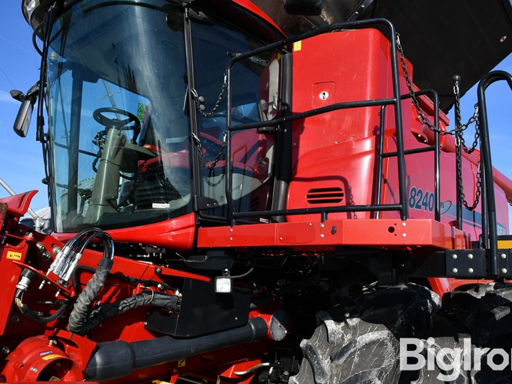 2017-case-ih-8240-image-14