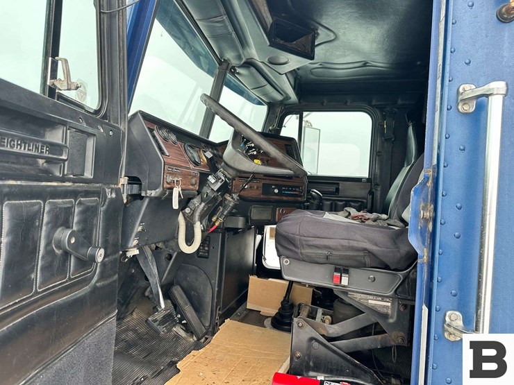 1999-freightliner-fld120-image-73