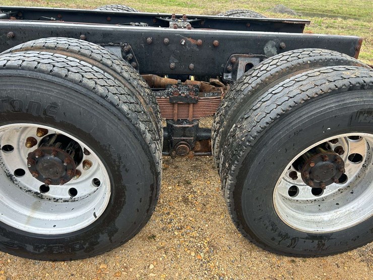 2001-peterbilt-330-image-22