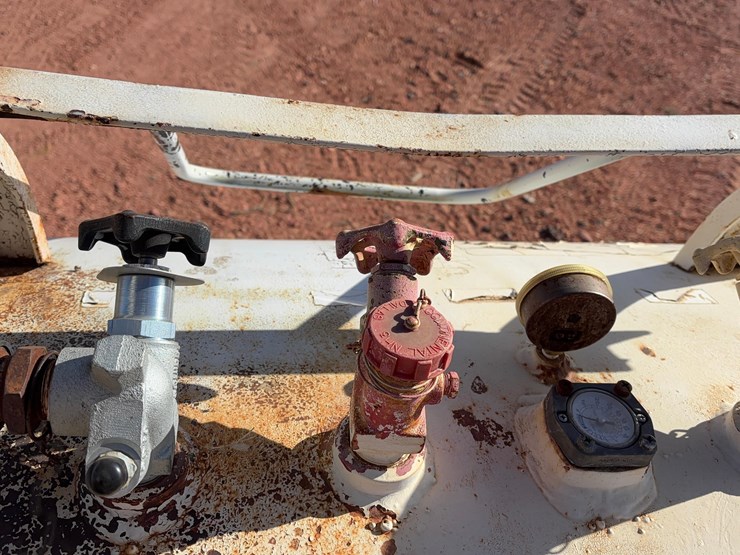 anhydrous-tank-with-trailer-image-10