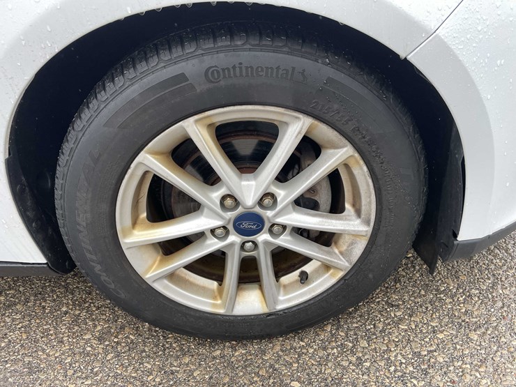 #1428-•-2015-white-ford-focus-se-sedan-(has-wi-title)-image-61