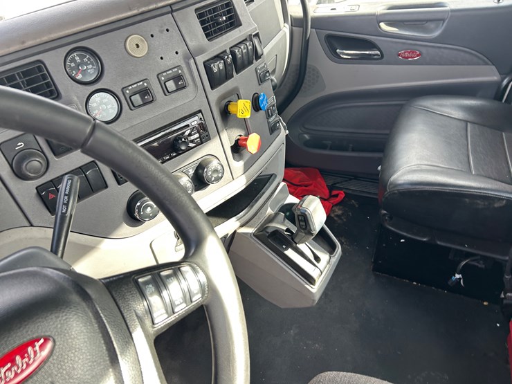 2016-peterbilt-579-image-61